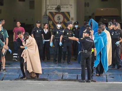 Veintidos personas que viajaban en una patera rumbo a España murieron en el trayecto y fueron arrojadas al mar, según relataron este miércoles los supervivientes.