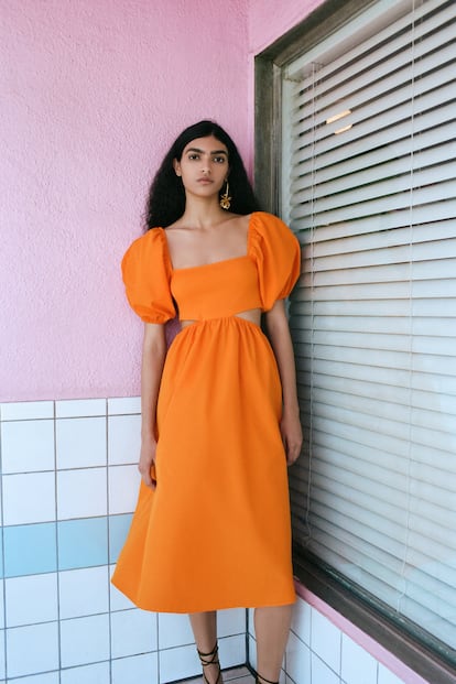 Con las mangas abullonadas y en un potente color naranja, este vestido de Zara pasará directo al número uno de tus adquisiciones favoritas de la temporada.

22,95€