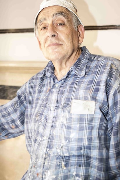 Manuel Peñavides (65 años), con sus botas de trabajo para pintar. Calle de Fuencarral, Madrid.
