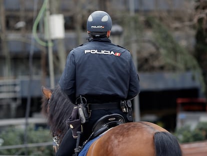 Un policía nacional a caballo.