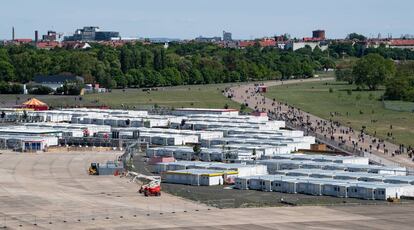 Casas prefabricadas para alojar a refugiados, en un parque de Berlín, el 12 de mayo.