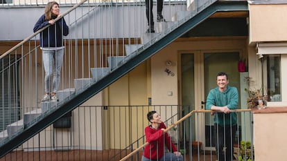 03/2025. Especial Madrid. Reportaje sobre el barrio de Vallecas. ©Joseph Fox    ----PIEFOTO----     Los vecinos de la vivienda cooperativa Entrepatios, en las escaleras que conectan los pisos.
