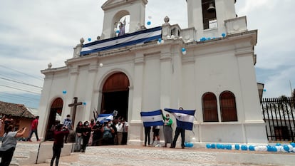 Paroquianos comparecem a uma missa em comemoração ao terceiro aniversário dos protestos contra o Governo de Daniel Ortega, em Masaya (Nicarágua), em 18 de abril de 2021.