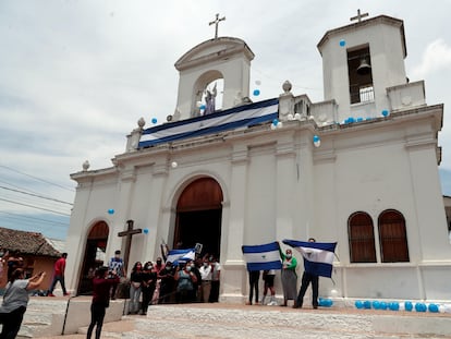 Feligreses asisten a una misa en conmemoración del aniversario de las protestas contra el Gobierno de Daniel Ortega.