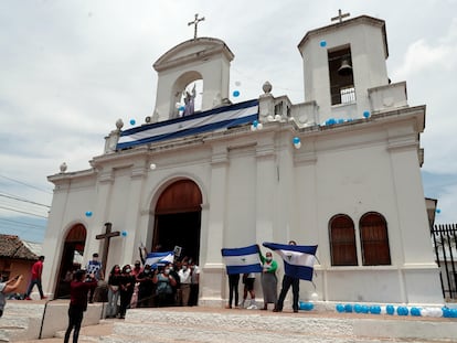 Paroquianos comparecem a uma missa em comemoração ao terceiro aniversário dos protestos contra o Governo de Daniel Ortega, em Masaya (Nicarágua), em 18 de abril de 2021.