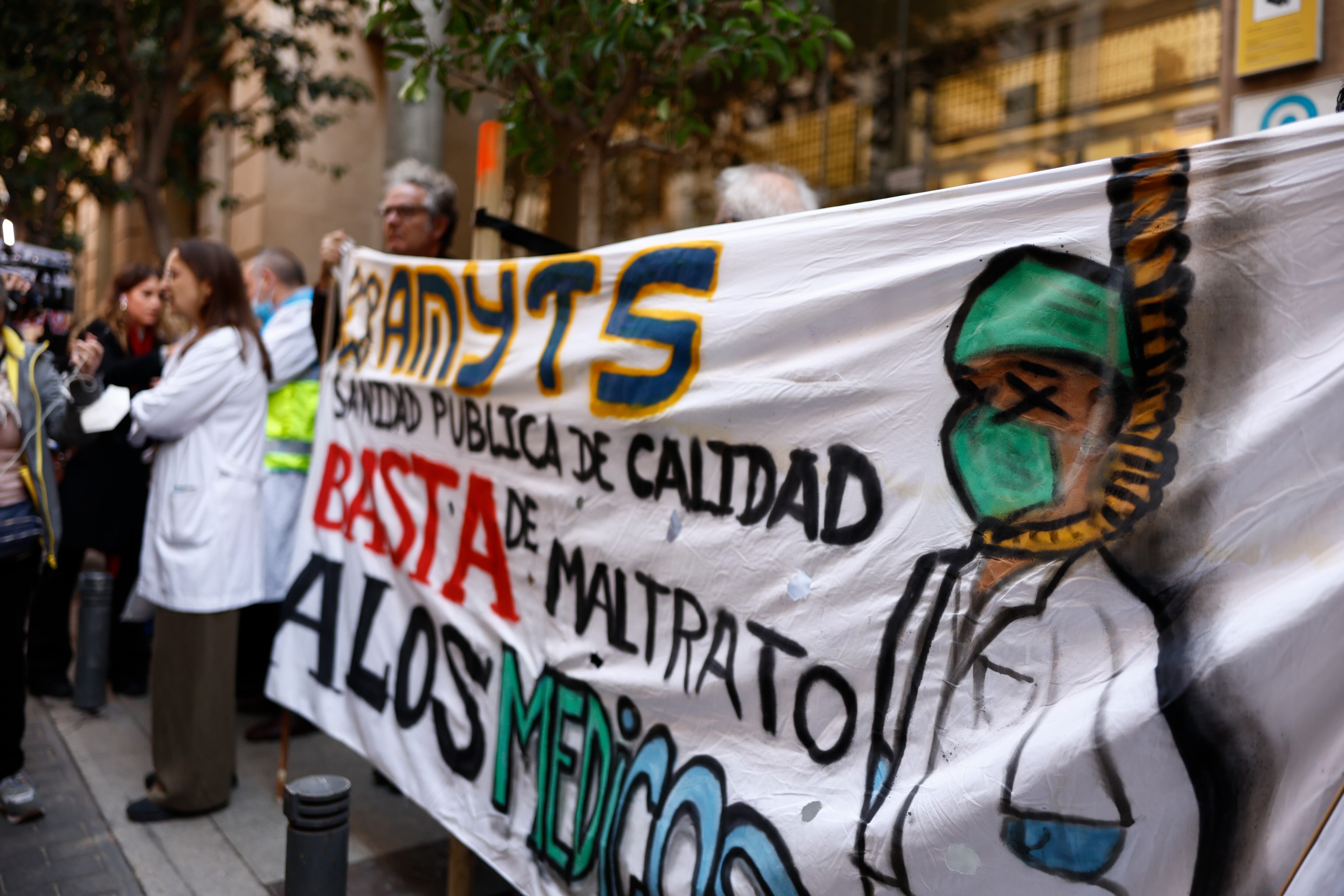 Médicos de urgencias extrahospitalarias de Atención Primaria de Madrid participaban este lunes de una concentración frente a la sede de la Consejería de Sanidad.