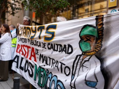 Médicos de urgencias extrahospitalarias de Atención Primaria de Madrid participan en una concentración frente a la sede de la Consejería de Sanidad en Madrid.