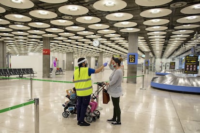 Control de temperatura a viajeros en el aeropuerto de Madrid-Barajas, el pasado julio.