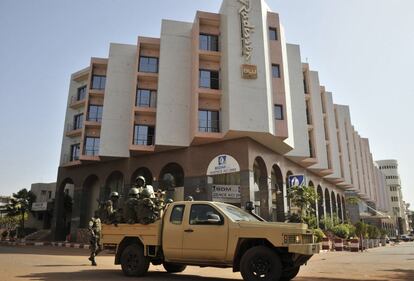 Moren 27 persones en l'assalt terrorista a l'hotel Radisson Blu de Bamako, a Mali.