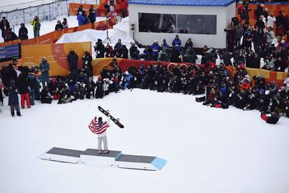 El estadounidense Shaun White celebra su medalla de oro en Snowboard halfpipe rodeado de medios de comunicación, el 14 de febrero de 2018.