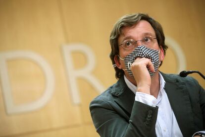 El alcalde de Madrid José Luis Martínez-Almeida durante una rueda de prensa en el Ayuntamiento este jueves.