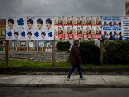 Carteles electorales en A Illa de Arousa (Pontevedra).