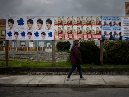 Carteles electorales en A Illa de Arousa (Pontevedra).