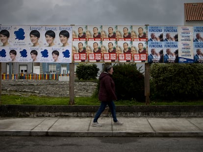 Cartelería electoral para el 18-F en A Illa de Arousa (Pontevedra).