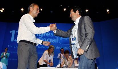 Alberto Fabra felicita a José Ciscar en el congreso del PP de Alicante.