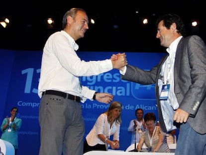 Alberto Fabra felicita a Jos&eacute; Ciscar en el congreso del PP de Alicante.