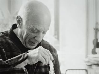 Picasso con una espina de lenguado, antes de realizar un impresión en barro para aplicarlo a una de sus cerámicas.