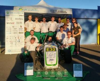 L'equip celebra la victòria a Melbourne.