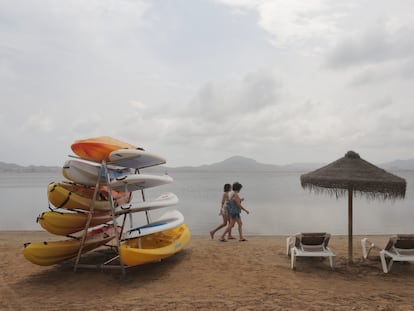 La playa Isla del Ciervo (Cartagena), este lunes sin ningún bañista.