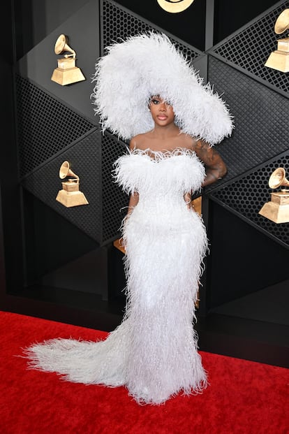 Summer Walker, cantante y compositora estadounidense de R&B, lo apostó todo a las plumas blancas con este vestido con sombrero a juego de Usama Ishtay.