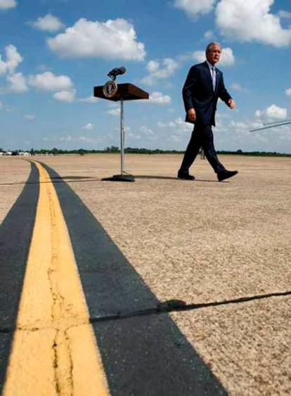 Bush, tras pronunciarse ayer en Tejas sobre la dimisión de Gonzales.