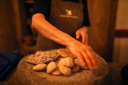 Un cocinero prepara tortillas de maíz en el restaurante Levadura de Olla, de la chef Thalía Barrios Garcia, en Oxaca.