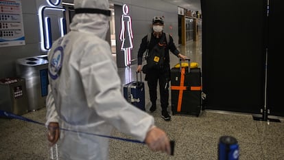 Um viajante chega ao aeroporto Pudong, em Xangai.