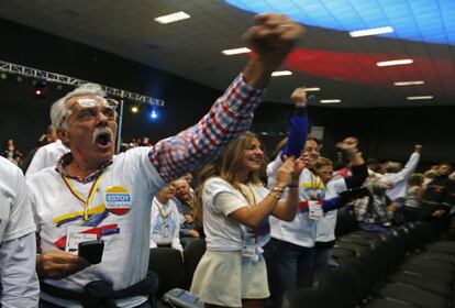 Un seguidor de Zuluaga celebra el resultado logrado por el candidato conservador.