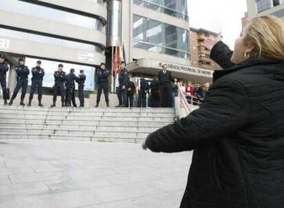 Un cordón policial impide el acceso de familiares de las víctimas a la Audiencia de Madrid tras la trifulca que se produjo en la sala de vistas.