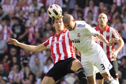 Llorente pelea un balón con Pepe.