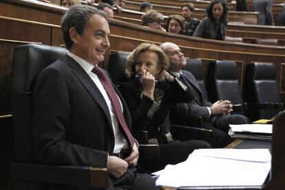 Zapatero junto a la vicepresidenta Elena Salgado, ayer en el Congreso.