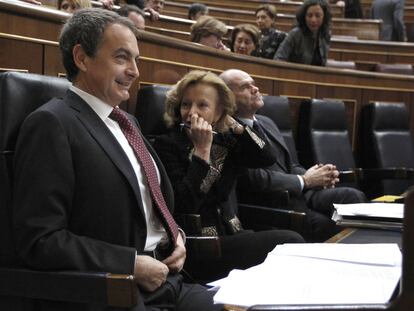 Zapatero junto a la vicepresidenta Elena Salgado, ayer en el Congreso.