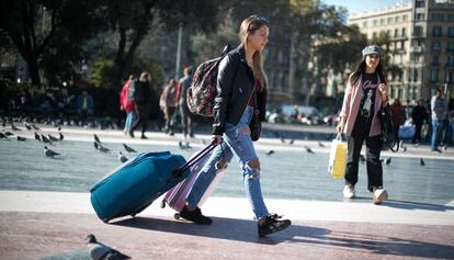 Una turista en la plaza Catalu&ntilde;a de Barcelona