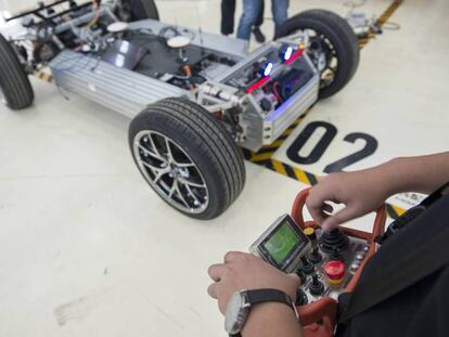 El negocio de fabricar esqueletos para coches autónomos