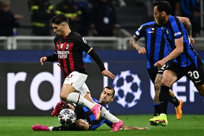 Brahim Diaz con el balón durante el partido de semifinales de Champions entre el Inter y el Milan.