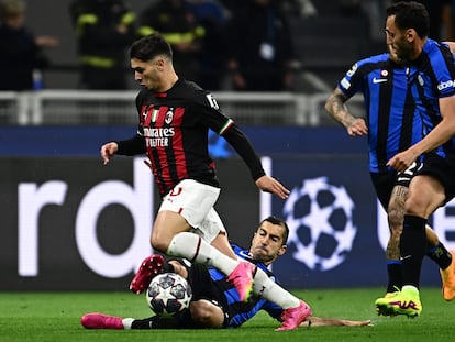 Brahim Diaz con el balón durante el partido de semifinales de Champions entre el Inter y el Milan.