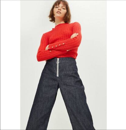 Moto, la división vaquera de la firma inglesa Topshop, apuesta esta primavera por la sastrería extrema. Pernera ancha, cintura ancha y corte pesquero con un lavado índigo artesanal. </p> Vaquero Moto por 26 euros disponible en <a href="http://eu.topshop.com/webapp/wcs/stores/servlet/ProductDisplay?searchTermScope=3&searchType=ALL&viewAllFlag=false&beginIndex=1&langId=-1&productId=29113859&pageSize=20&defaultGridLayout=3&CE3_ENDECA_PRODUCT_ROLLUP_ENABLED=N&searchTerm=TS02C02LIND&productOnlyCount=1&catalogId=34058&productIdentifierproduct=product&geoip=search&x=25&searchTermOperator=LIKE&sort_field=Relevance&y=11&storeId=13058&qubitRefinements=siteId%3DTopShopEU">topshop.com</a>. </p>