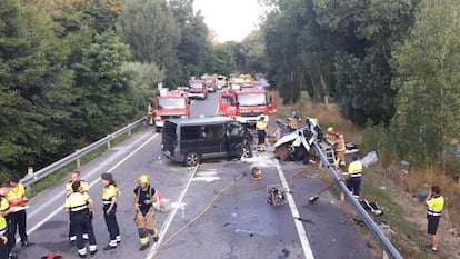 La furgoneta y el vehículo accidentados en Vidreres.