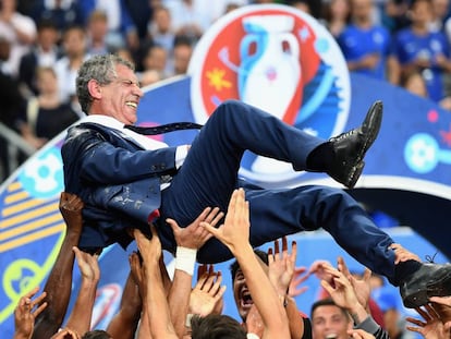 Fernando Santos, manteado por sus jugadores.