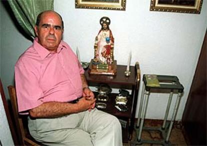El cura casado Pedro Talavera Arboleda, ayer, en su casa de Granada.