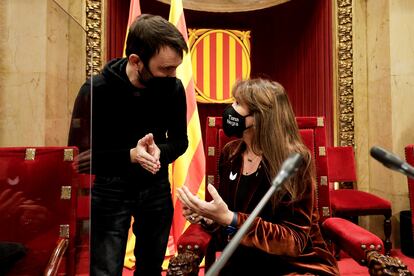 El diputado de la CUP Pau Juvillà conversa con la presidenta del Parlament, Laura Borràs.