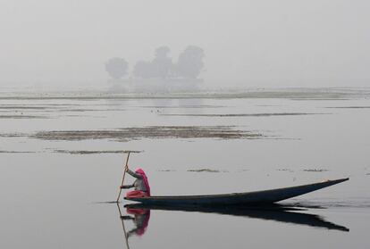 Los episodios de contaminación son recurrentes en otoño e invierno en Nueva Delhi, que la OMS clasificó en 2014 como la ciudad más contaminada del mundo. En la foto, una ciudadana kashmiri cruza en un bote el lago Dal Lake en Srinagar.
