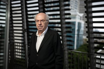 El médico Jordi Camí, en el Parque de Investigación Biomédica de Barcelona.