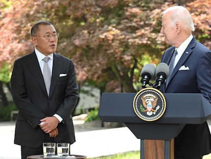 Joe Biden, con el presidente de Hyundai, Chung Eui-sun, en Seúl el pasado 22 de mayo.