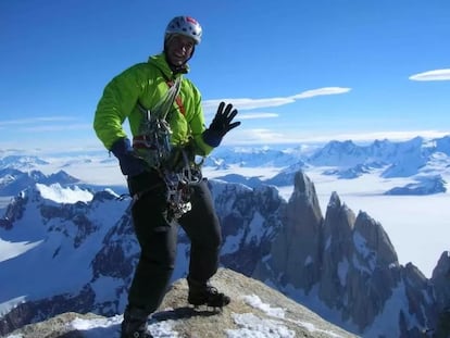 Tomás Aguiló, con el grupo del Cerro Torre de fondo.