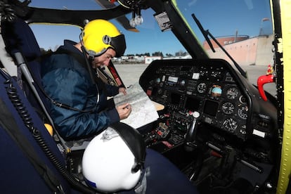 “Cuando nos activan nos vamos inmediatamente hacia el aparato y lo vamos preparando y haciendo consultas de navegación y climatología. Podemos estar preparados en cinco minutos y entonces entra el equipo médico”, explica Antonio Padilla, piloto en la base de Las Rozas. “Lo más difícil es volar en un día con mal clima y viento fuerte en un área de montaña. Eso requiere una concentración extra. Pero es un trabajo que me gusta y disfruto mucho”, añade. En la imagen, el otro tripulante, Óscar Pérez, consulta un mapa.