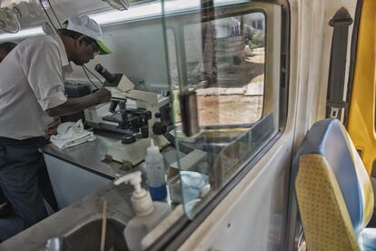 El técnico de laboratorio de Smile on Wheels realiza un análisis de sangre en la camioneta medicalizada que la ONG utiliza para acceder a 20 poblados de los alrededores de Bangalore.
