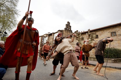El casco histórico de Balmaseda (Bizkaia) acoge la tradicional Pasión Viviente, este viernes.
