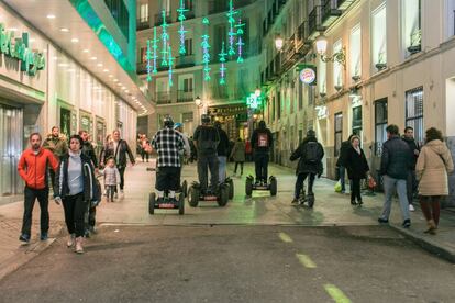 El centro de Madrid en estas fechas es un embudo imposible de muchedumbre ansiosa por ponerse pelucas horrendas, comprar Lotería, alucinar con las luces, hacer compras de juguetes y cantar con los niños en Cortilandia. En esas atiborradas calles, los músicos de Brujería se desplazan tranquila y extrañamente a bordo de sus segways y con sus característicos machetes.