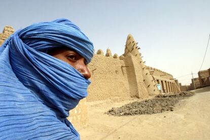 Un tuareg junto a la mezquita de Tombuct&uacute;, en marzo de 2004. 